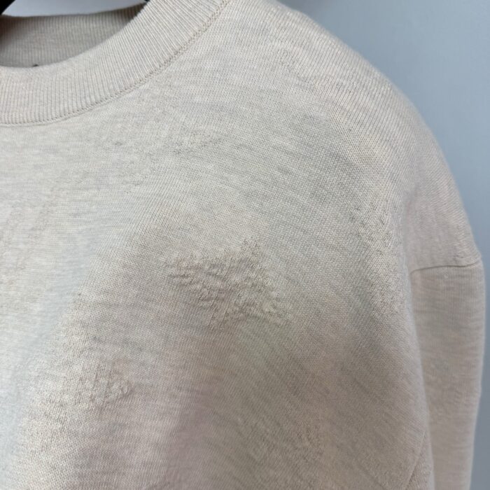 Maglione crema morbido con texture sottile, stile casual e comfort quotidiano.
