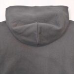 Felpa con cappuccio nera semplice, versatile e confortevole, perfetta per uno stile casual e moderno.