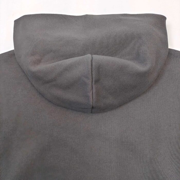 Felpa con cappuccio nera semplice, versatile e confortevole, perfetta per uno stile casual e moderno.