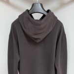 Felpa hoodie marrone terra, morbida, confortevole, stile casual e minimalista.