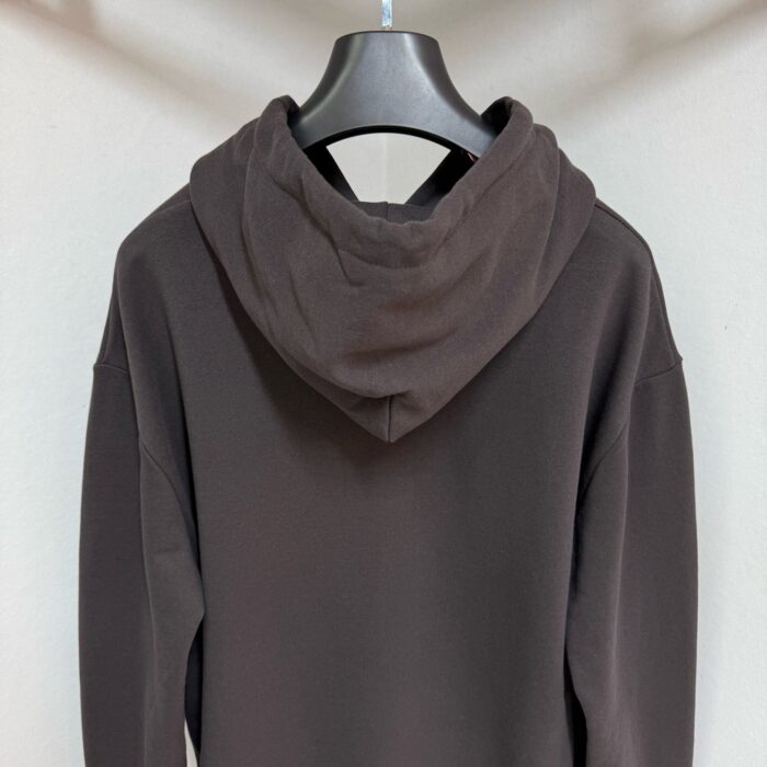 Felpa hoodie marrone terra, morbida, confortevole, stile casual e minimalista.