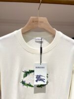 Felpa Burberry crema con ricamo floreale, logo Londra, vestibilità casual e lusso italiano.