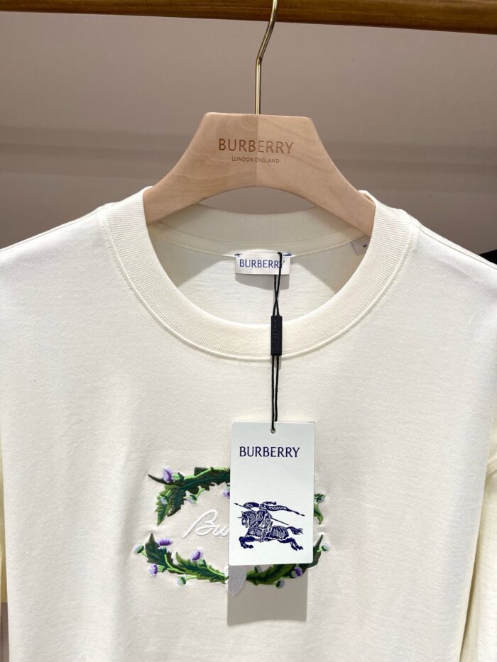 Felpa Burberry crema con ricamo floreale, logo Londra, vestibilità casual e lusso italiano.