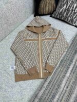 Felpa con cappuccio beige e marrone a motivo geometrico, perfetta per un look casual e moderno