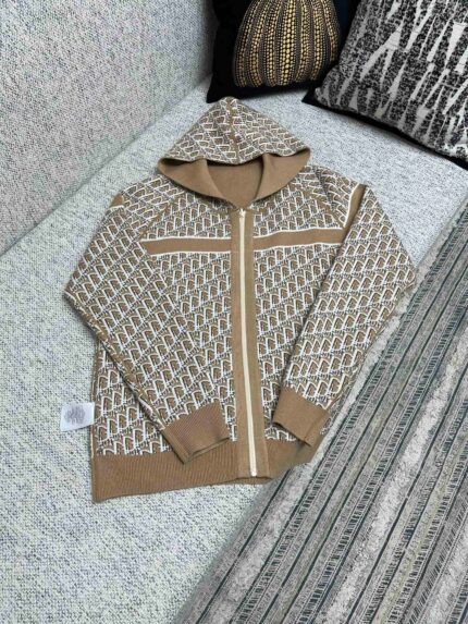 Felpa con cappuccio beige e marrone a motivo geometrico, perfetta per un look casual e moderno