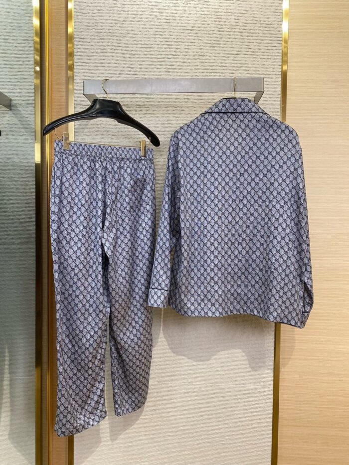 Set pigiama blu elegante e comodo, ideale per relax e sonno a casa.