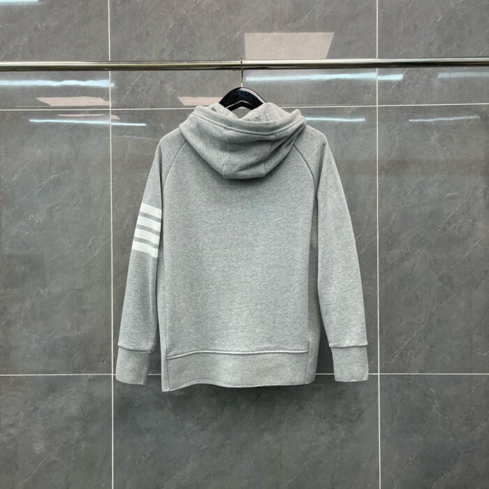 Felpa grigia casual con strisce sulle maniche, stile semplice e versatile per ogni outfit.