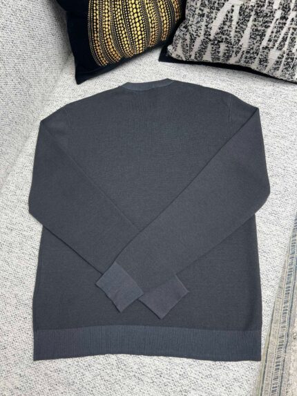 Maglione grigio morbido e casual con cuscini, ideale per relax e comfort a casa.