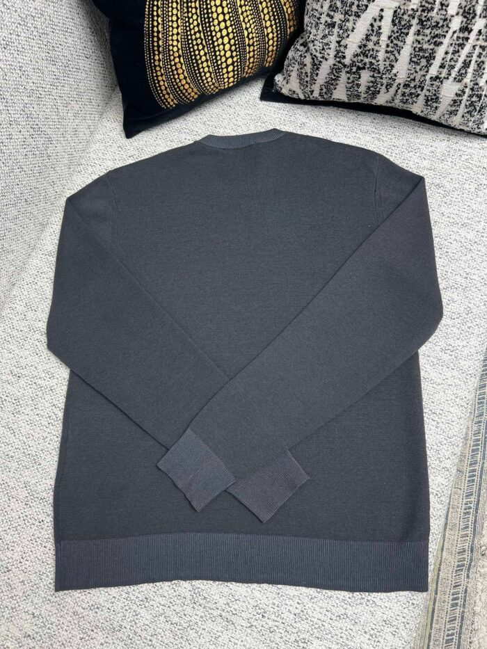 Maglione grigio morbido e casual con cuscini, ideale per relax e comfort a casa.