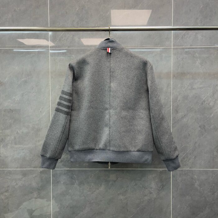 Giacca sportiva grigia minimalista con strisce sulle maniche e colle alto, vista posteriore.