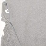 Maglia oversized grigia con graphic sulla manica, stile streetwear casual e trendy.