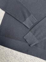Due maglioni grigi in tessuto morbido con dettagli a costine, perfetti per un look casual e confortevole.