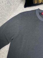 Maglietta grigia casual con dettaglio logo e cuciture di qualità, tessuto morbido e elegante.