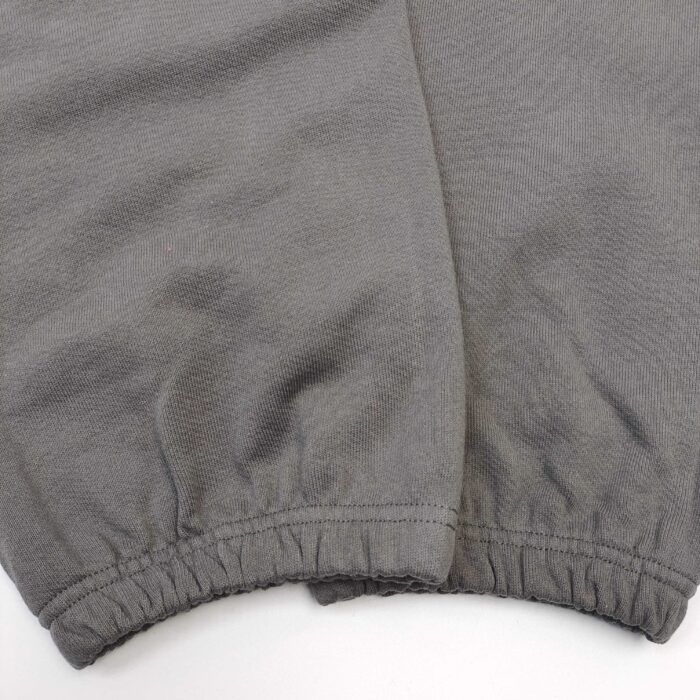Maniche in felpa grigia morbida con elastici, ideale per casual e comfort quotidiano.
