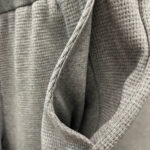 Pantaloni casual in tessuto grigio morbido con texture a righe e cintura elasticizzata.