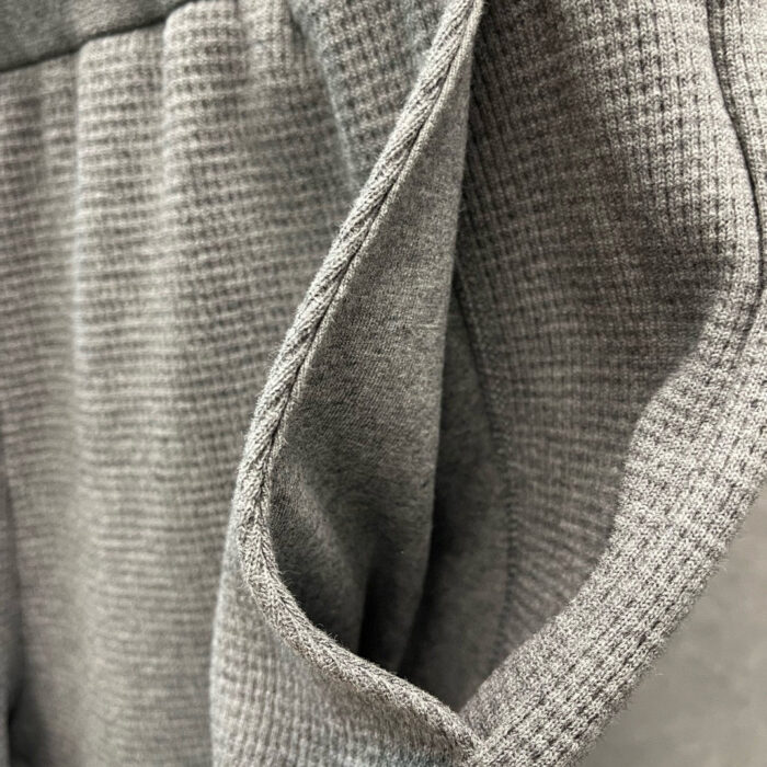 Pantaloni casual in tessuto grigio morbido con texture a righe e cintura elasticizzata.