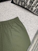 Pantaloni verde oliva casual e confortevoli in un ambiente accogliente e rilassante.