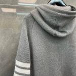 Felpa grigia sportiva con strisce bianche, comoda e moderna, perfetta per relax e attività athletic.