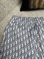 Pantaloni lounge blu e bianco elasticizzati, ideali per il relax casalingo e momenti di comfort.