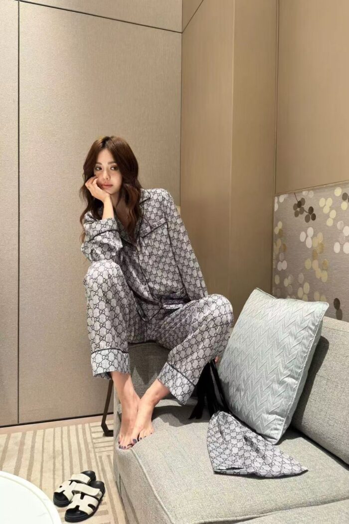Donna in pigiama moderno e comodo, relax a casa in ambiente elegante e accogliente.