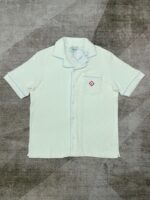 Camicia verde pastello in cotone morbido, con collo classico, tasca e dettagli eleganti.