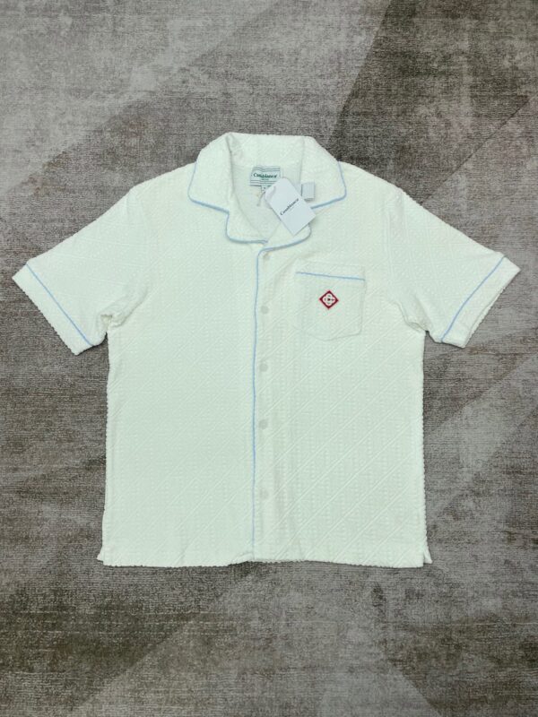 Camicia verde pastello in cotone morbido, con collo classico, tasca e dettagli eleganti.