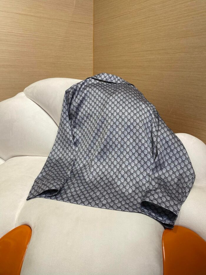 Sedia moderna con coperta lucida a motivo geometrico in ambiente elegante e confortevole.