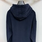 Felpa oversize navy con cappuccio, tessuto rigato e comfort elegante.