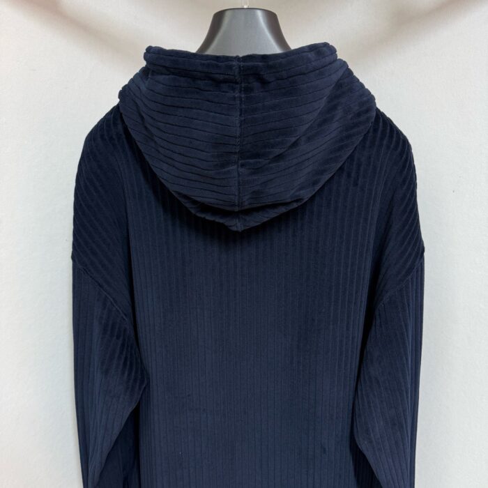 Felpa oversize navy con cappuccio, tessuto rigato e comfort elegante.