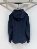 Felpa navy comoda in tessuto testurizzato con cappuccio, stile casual e vestibilità rilassata.
