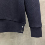 Felpa navy in tessuto a nido dape con bottoni decorativi e dettagli elasticizzati.