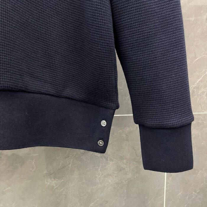 Felpa navy in tessuto a nido dape con bottoni decorativi e dettagli elasticizzati.