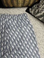 Pantaloni casual con fantasia geometrica, vita elasticizzata, ideali per il relax a casa.
