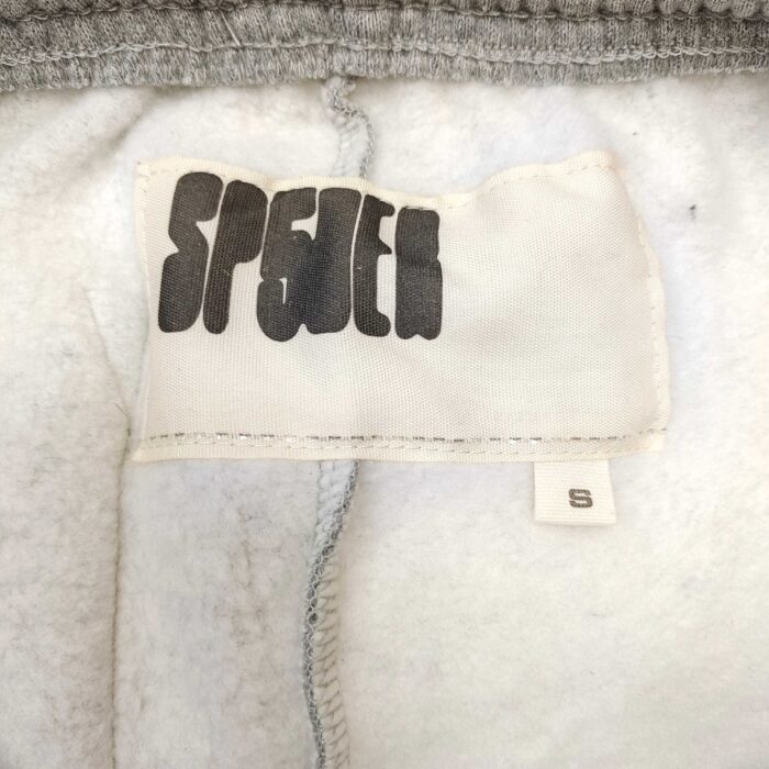 Etichetta SP5DER su maglione casual morbido, logo in bianco e grigio.