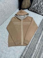 Felpa beige con zip, cappuccio interno decorato, ideale per relax e stile casual.