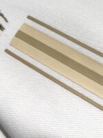 Strisce di tessuto beige con fili naturali, texture calda su sfondo neutro per craft artigianali.