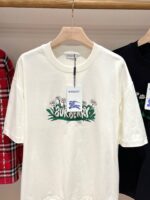 Maglietta Burberry crema con ricamo floreale e logo, stile elegante e moderno.