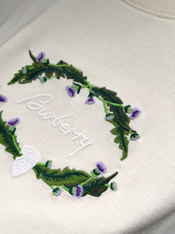 Felpa crema con ricami floreali e logo Burberry in stile elegante e sofisticato.