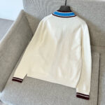 Maglione estivo crema con colletto blu e dettagli a polsini bordeaux elegante e confortevole.