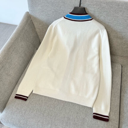 Maglione estivo crema con colletto blu e dettagli a polsini bordeaux elegante e confortevole.