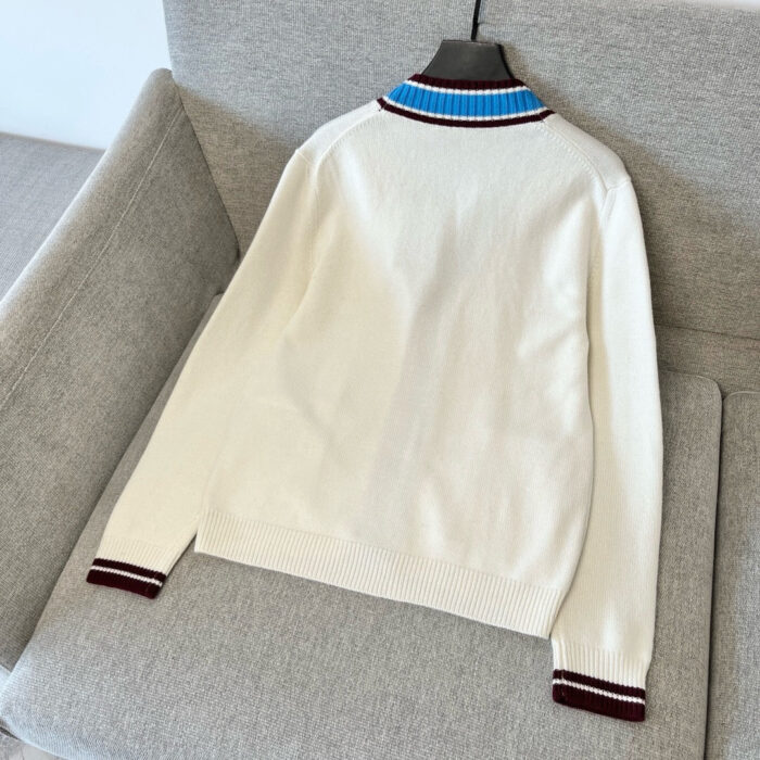 Maglione estivo crema con colletto blu e dettagli a polsini bordeaux elegante e confortevole.