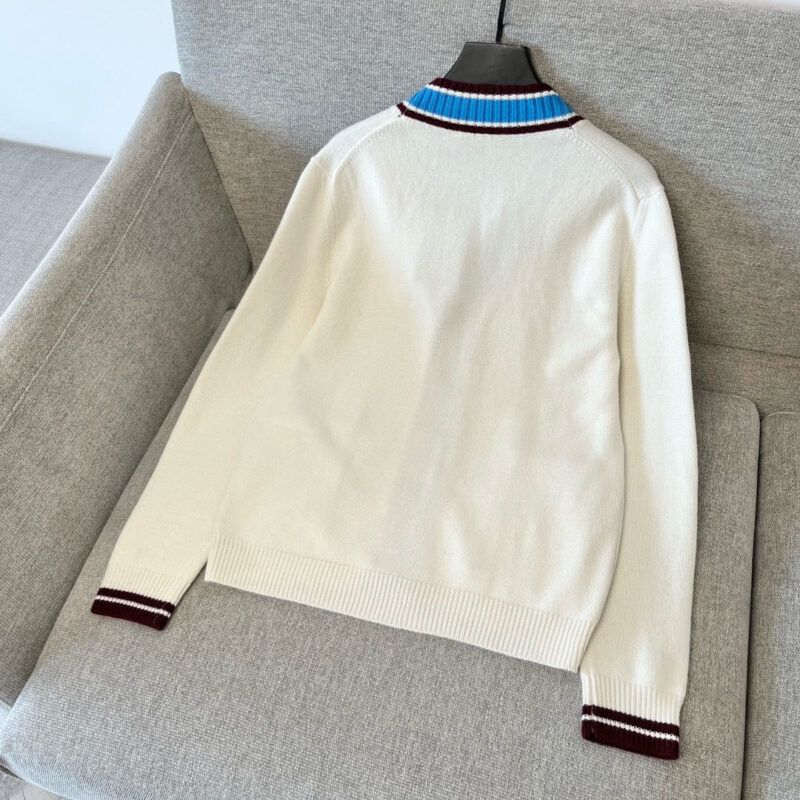 Maglione estivo crema con colletto blu e dettagli a polsini bordeaux elegante e confortevole.