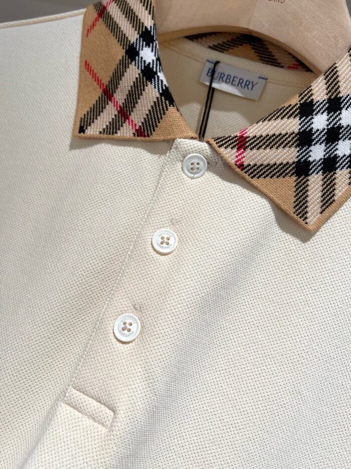 Polo beige con colletto Burberry check, stile elegante e dettagli raffinati.