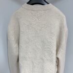 Maglione donna crema a girocollo, morbido, semplice e versatile per ogni look casual.