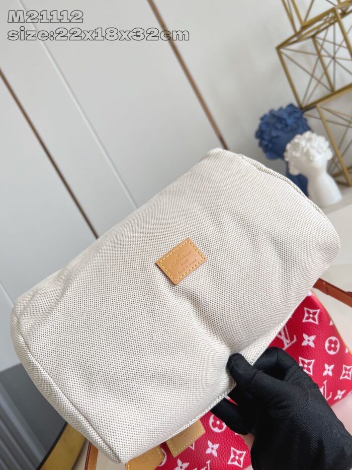 Borsa in tessuto crema con dettagli dorati, stile moderno e elegante per ogni occasione.