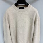 Felpa beige casual con motivo embossing, comoda e semplice, ideale per look versatili.