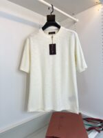 Camicia donna a maniche corte crema, stile minimalista, perfetta per look casual e chic.