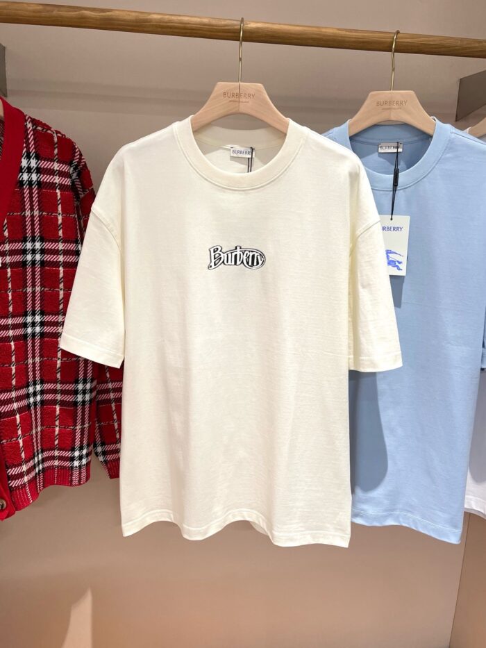 Abbigliamento casual con t-shirt “Eternal”, flanella rossa e t-shirt azzurra in boutique elegante.