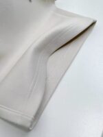 Tessuto morbido e elastico con cuciture eleganti, ideale per abbigliamento e accessori moderni.