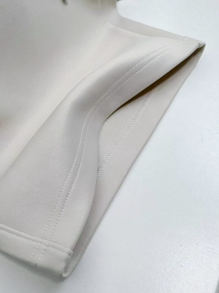 Tessuto morbido e elastico con cuciture eleganti, ideale per abbigliamento e accessori moderni.